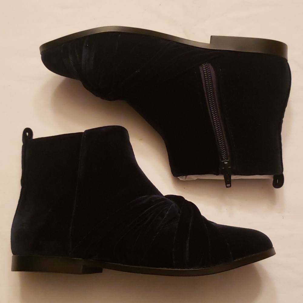 NEW NAVY BLUE VELVET BOOTIES SIZE 4